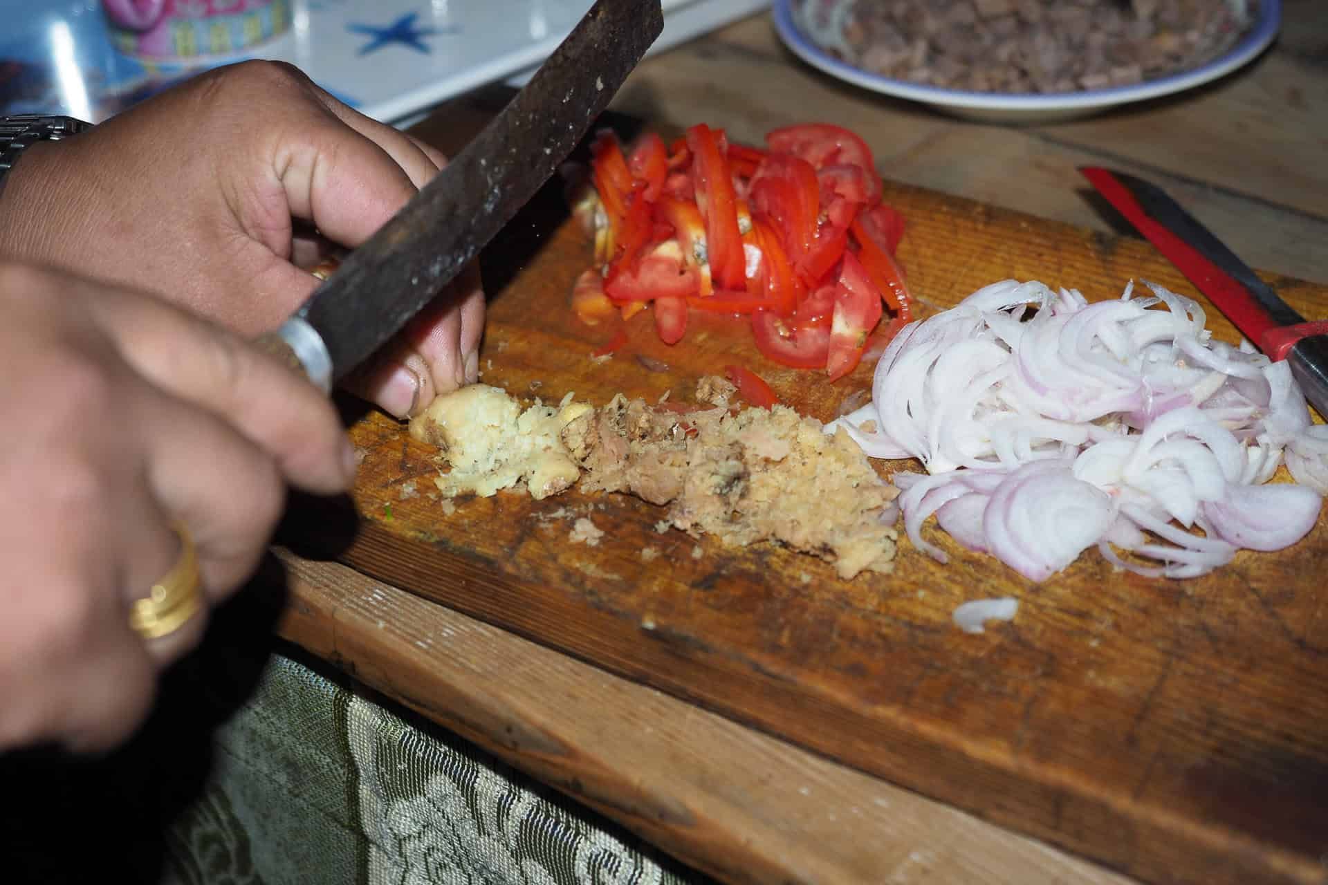 Gundruk-Suppe wird mit frischer Ingwer, Zwiebeln und Tomaten zubereitet